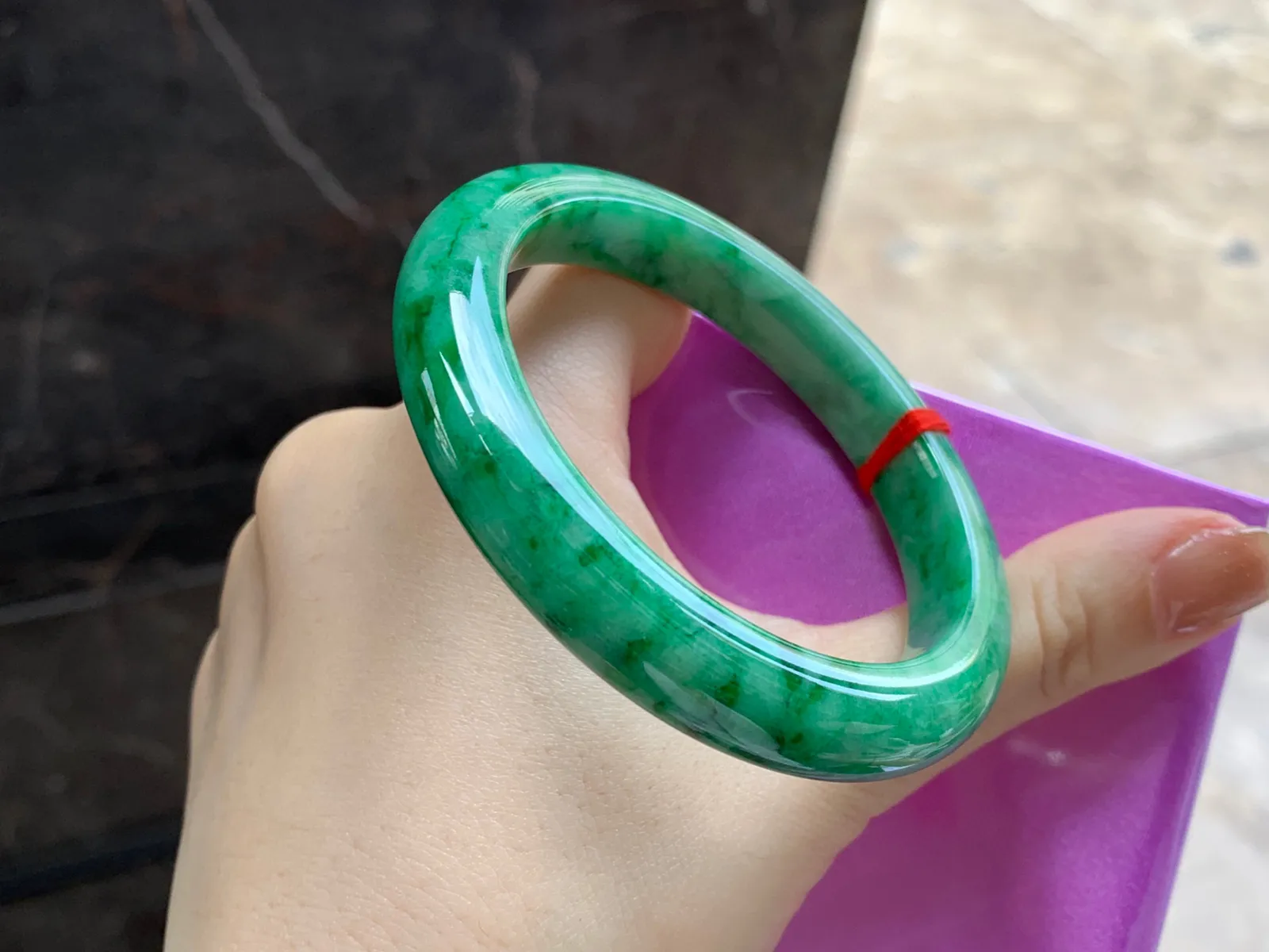 带色手镯
尺寸：55.2-10-8.6mm
底子细腻干净～有特色