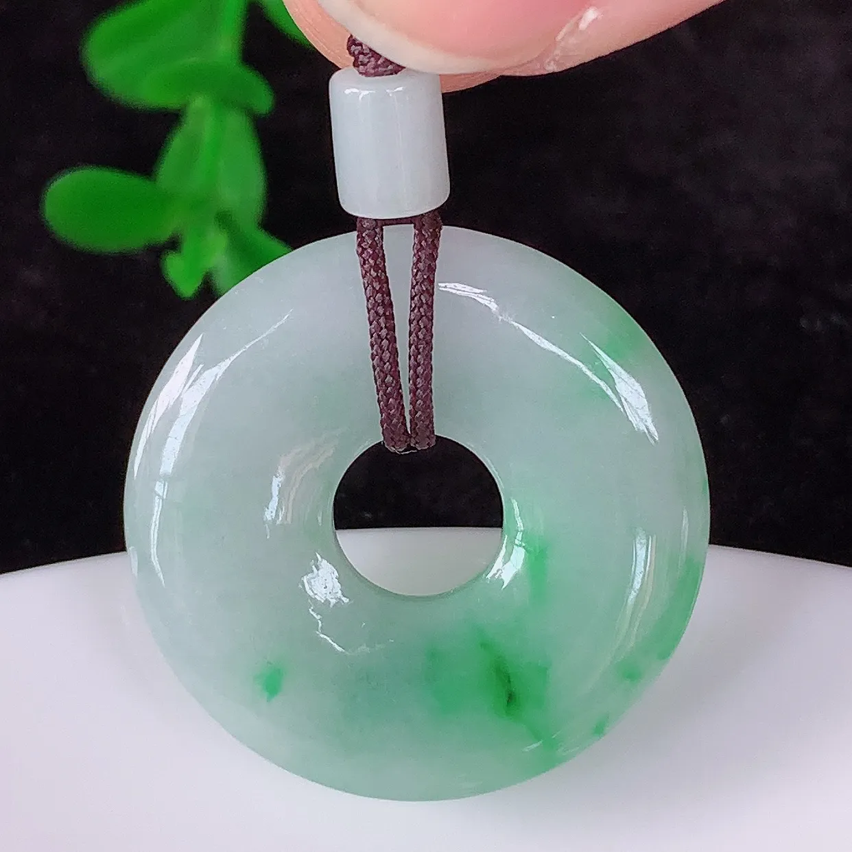 自然光实拍，冰润冰糯种飘阳绿翡翠平安扣吊坠，翡翠平安扣，冰透，灵动飘逸，寓意平平安安，平安扣佩戴端庄漂亮！#57.5