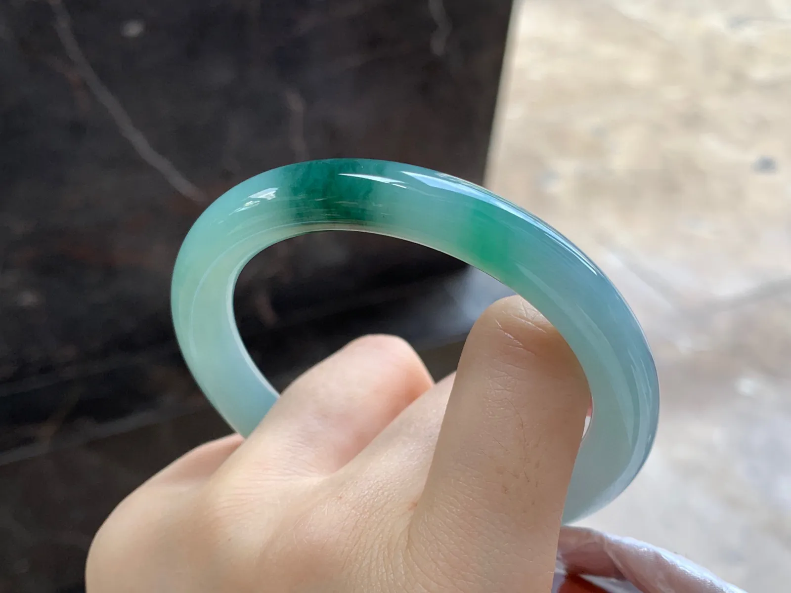 带色圆条手镯
尺寸：56-9.3-9.2mm
底子细腻干净～
