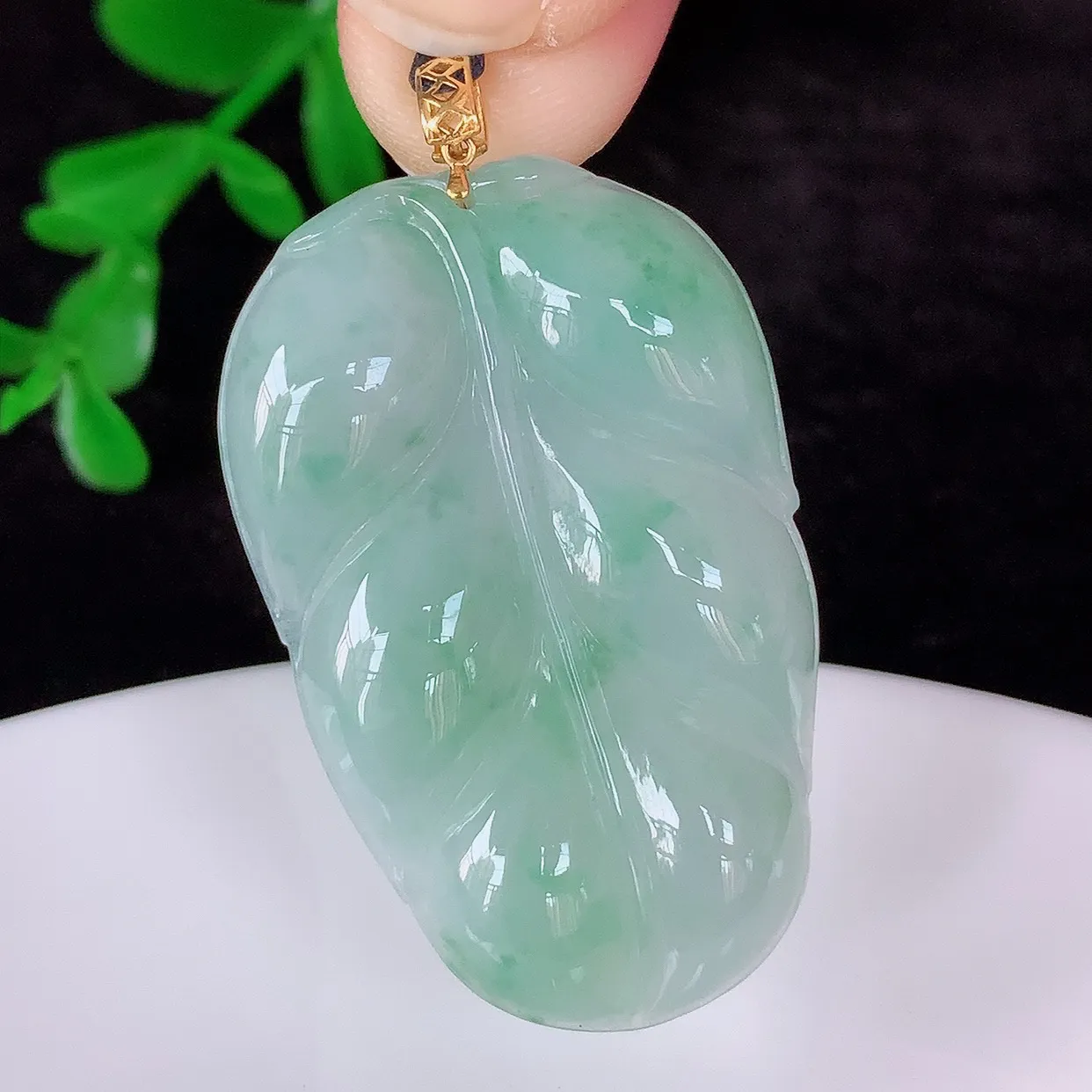 自然光实拍，18K金镶嵌冰润冰糯种飘花翡翠叶子吊坠，寓意“大业有成，一夜成名，金枝玉叶”水润叶子，翡翠叶子，清秀高雅，性价比超值！#00.5