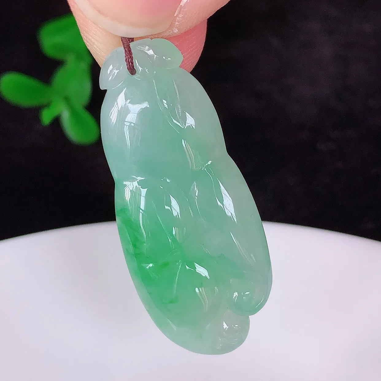 自然光实拍，冰润冰飘阳绿翡翠人参吊坠，种老水足，翠色灵动，寓意美好，佩戴时尚出众！#57.5