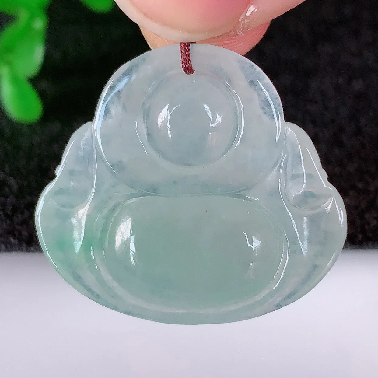 自然光实拍，冰润冰种飘绿翡翠佛公吊坠，饱满， 佛公亦保平安，寓意有福（佛公）相伴，配戴优雅迷人！#57.5
