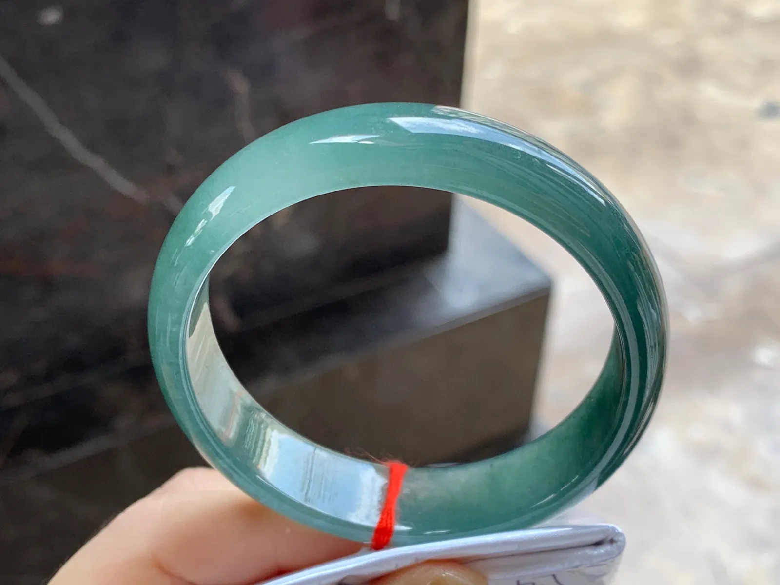 油青手镯
尺寸：57-14.6-6.7mm
肉质细腻～有特色