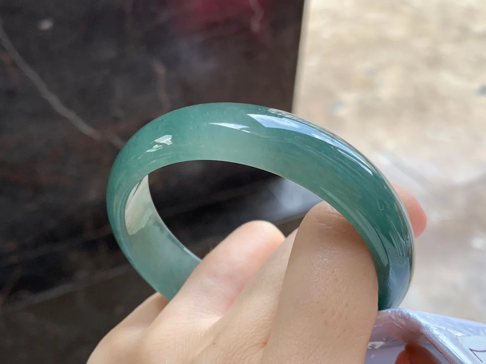 油青手镯
尺寸：57-14.6-6.7mm
肉质细腻～有特色