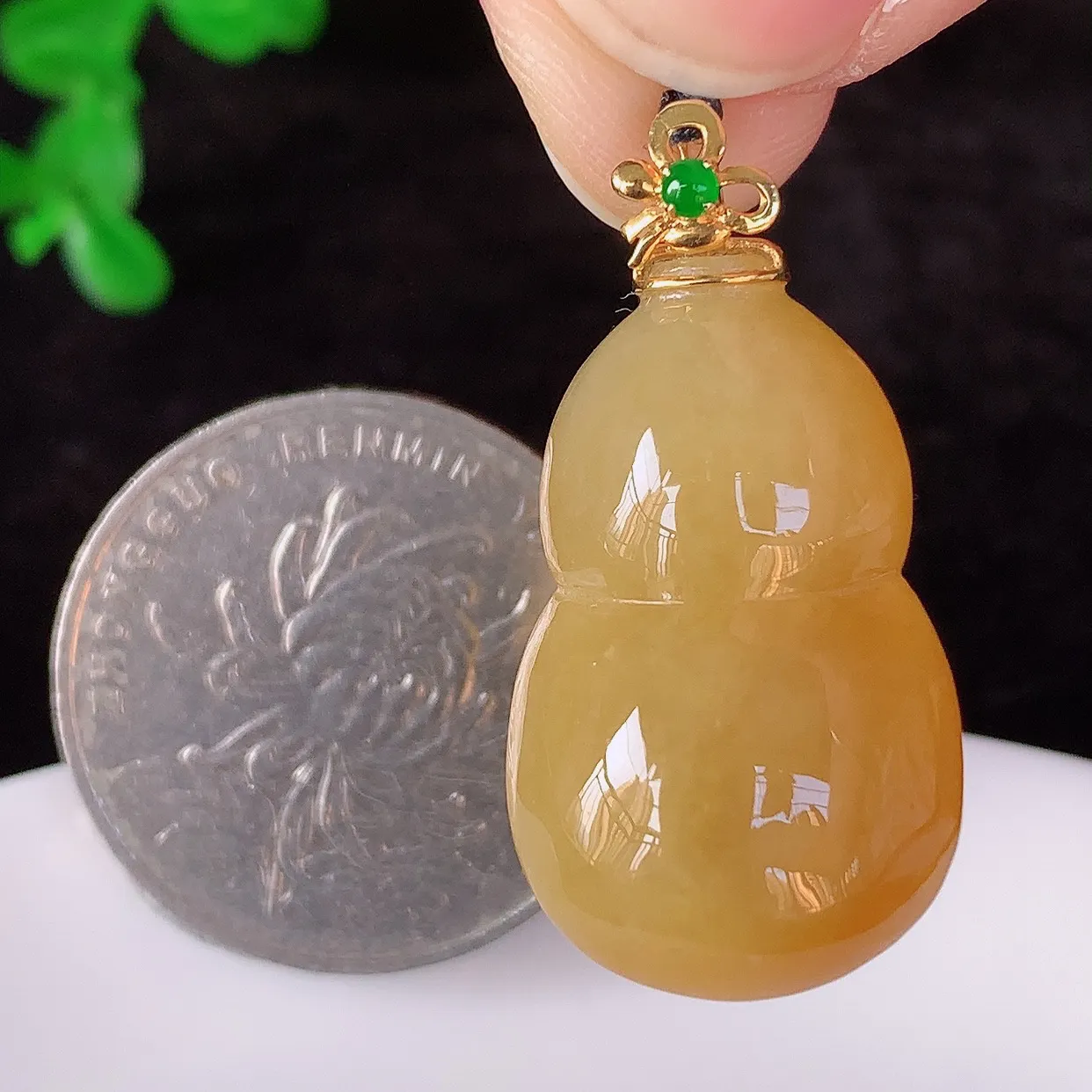 自然光实拍，18K金镶嵌冰润冰糯种黄翡翡翠葫芦吊坠，翡翠葫芦，寓意福禄双全，财源滚滚，佩戴效果优雅迷人！#83.5整体31.6*裸石26*16*7.5