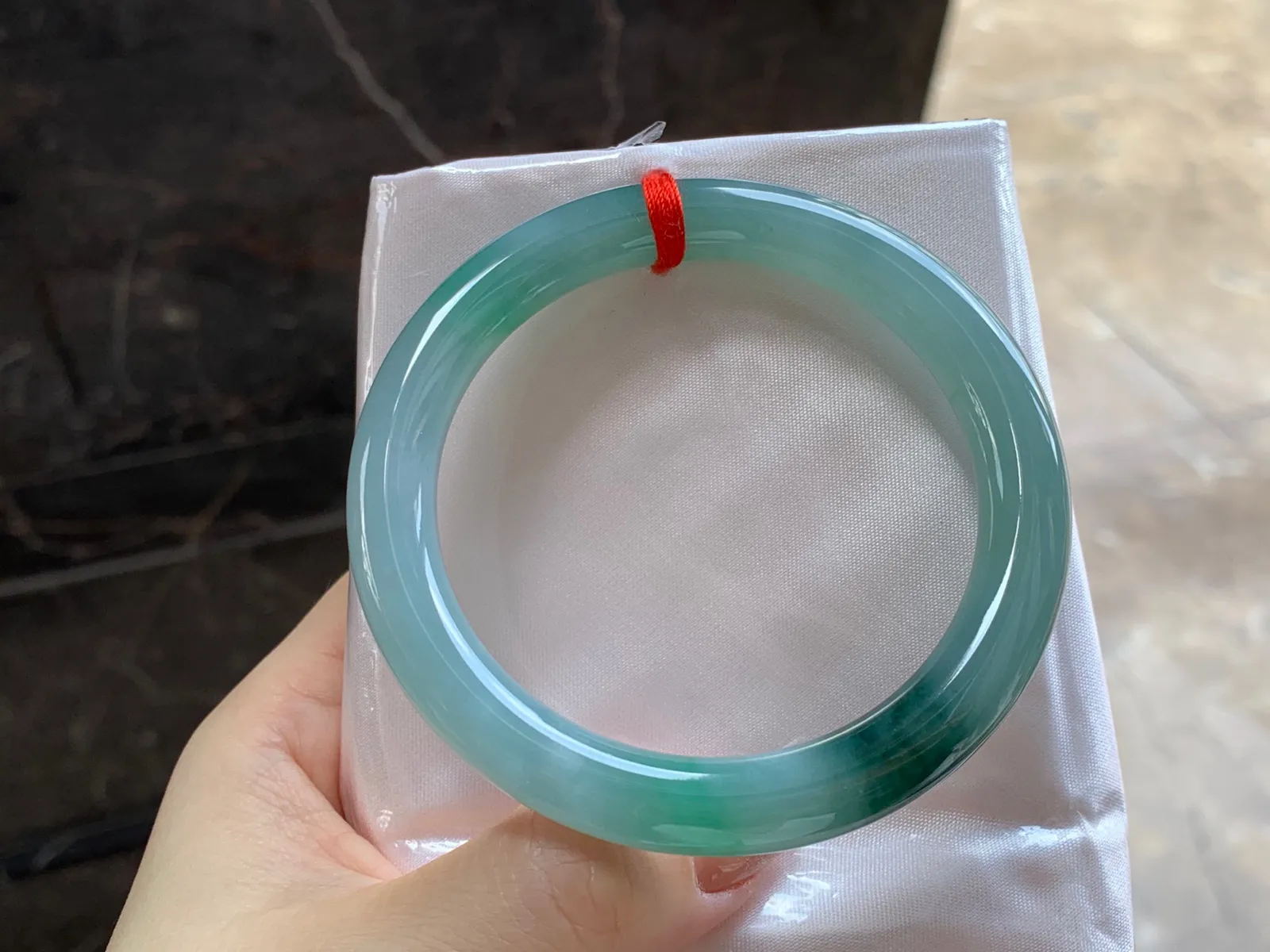 带色圆条手镯
尺寸：56-9.3-9.2mm
底子细腻干净～