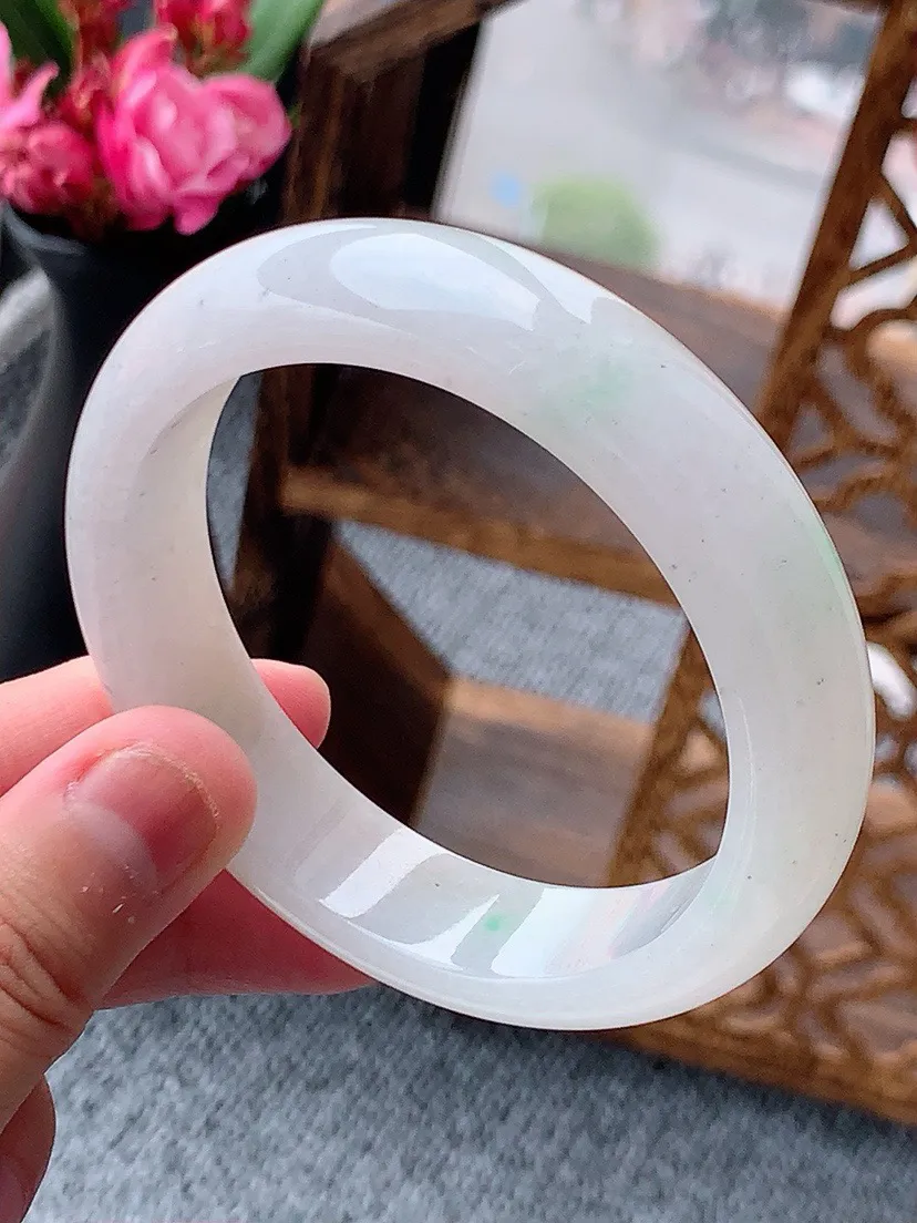 a货翡翠飘绿正装正圈手镯55-56圈口 尺寸55.8×13.8×8mm 重量63.70g 0605