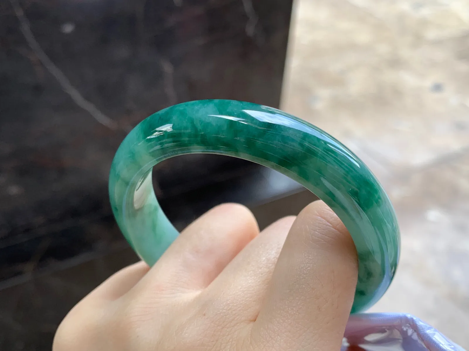 飘花手镯
尺寸：55.5-12.5-8.3mm
底子细腻干净～飘花浓郁