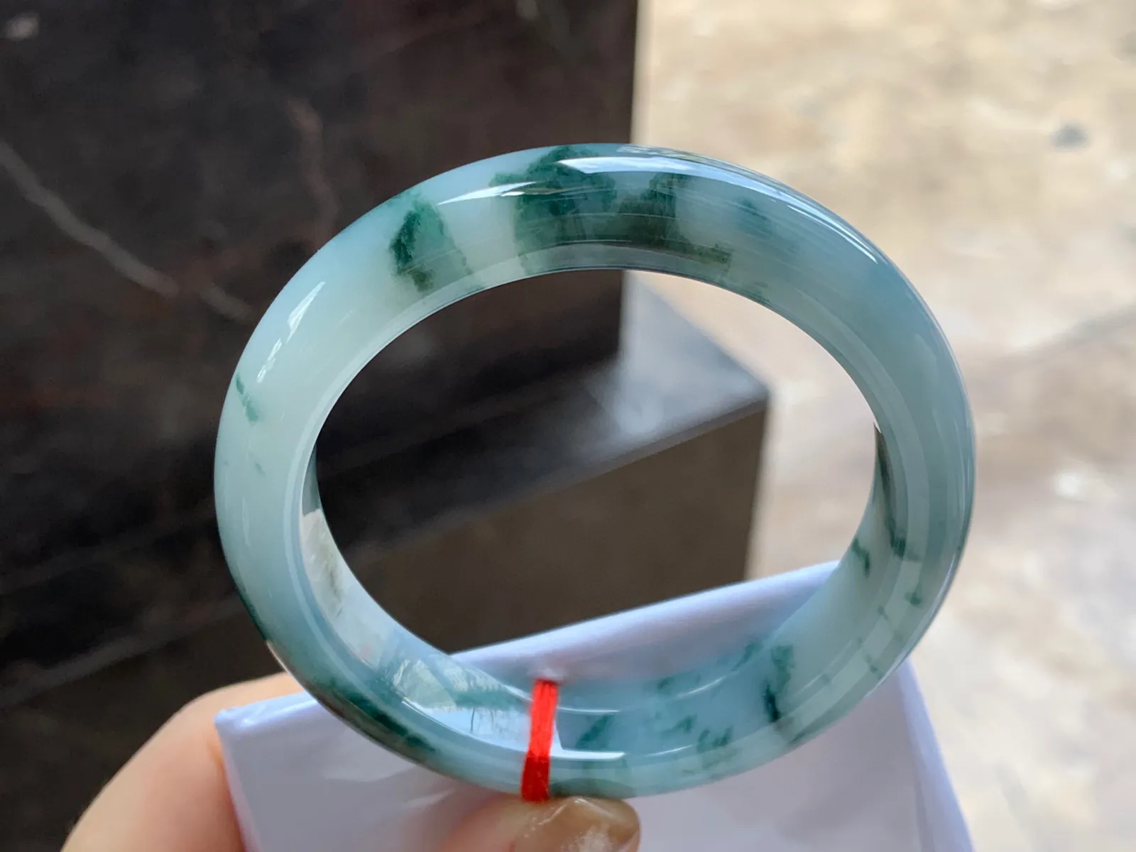 飘花手镯
尺寸：56.5-12.7-9mm
底子细腻干净～飘花点缀