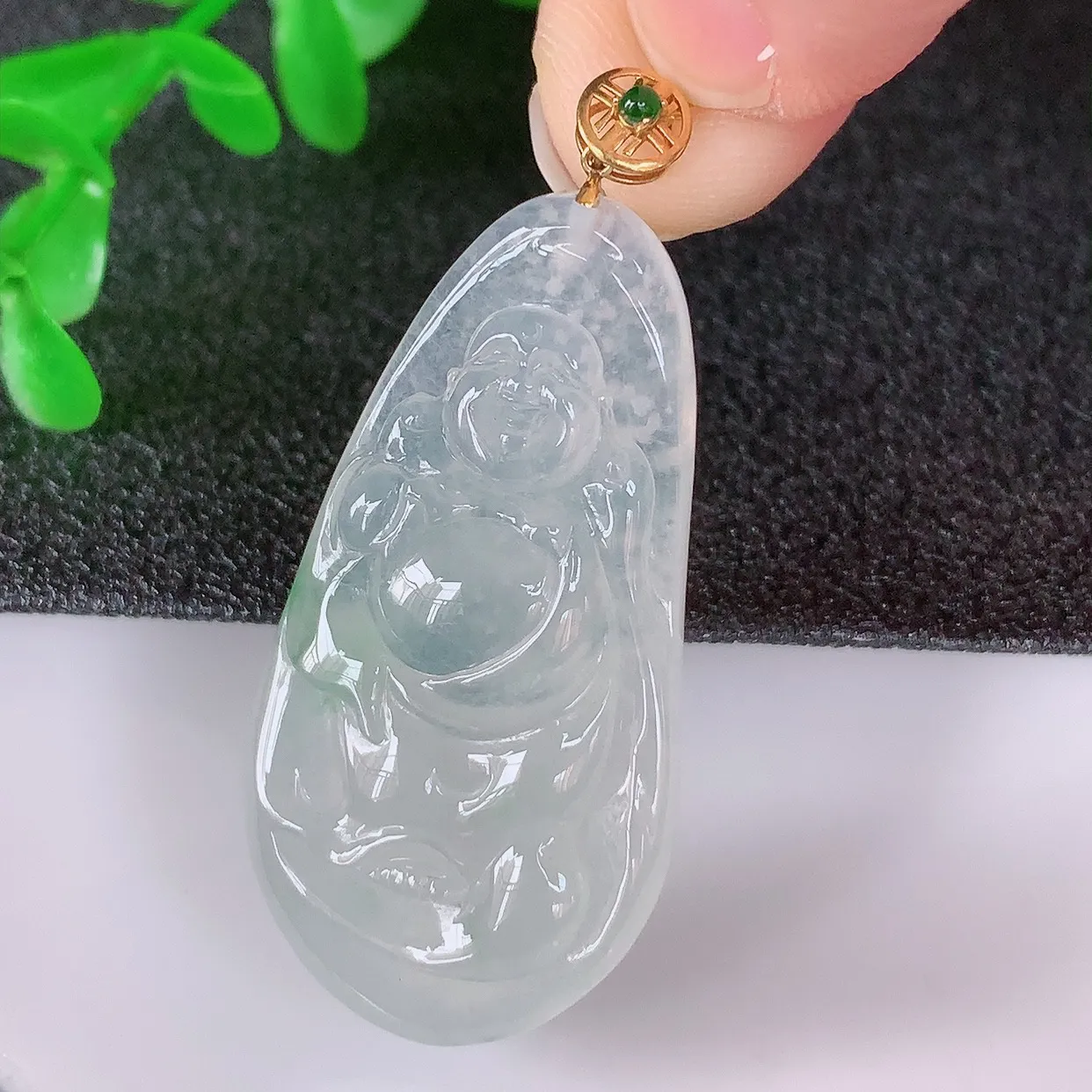 自然光实拍，18K金镶嵌冰种飘绿翡翠冰胶逍遥布袋佛吊坠，代代有钱，水足丰盈，盈满欢喜，配戴送礼佳品！#00.5整体42.6*裸石36*19*5.5