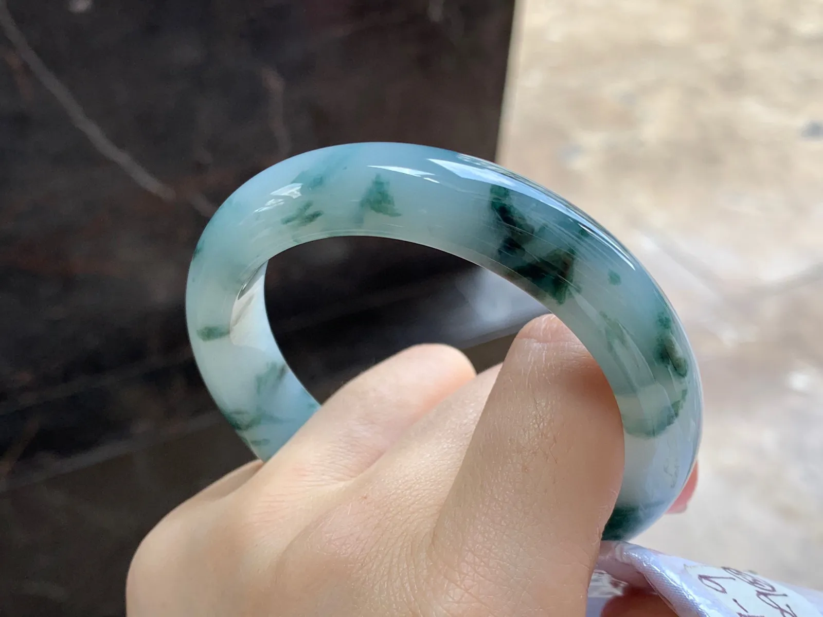 飘花手镯
尺寸：56.5-12.7-9mm
底子细腻干净～飘花点缀