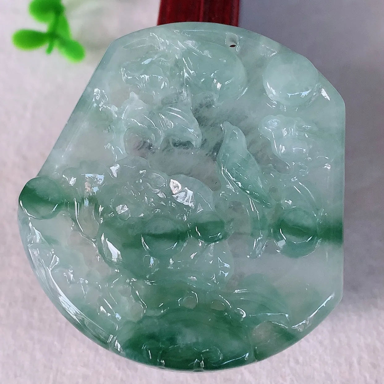 自然光实拍，冰润冰种飘花翡翠喜上眉梢吊坠，花开富贵，种老水足，翠色灵动，寓意美好，佩戴时尚出众！#46.5