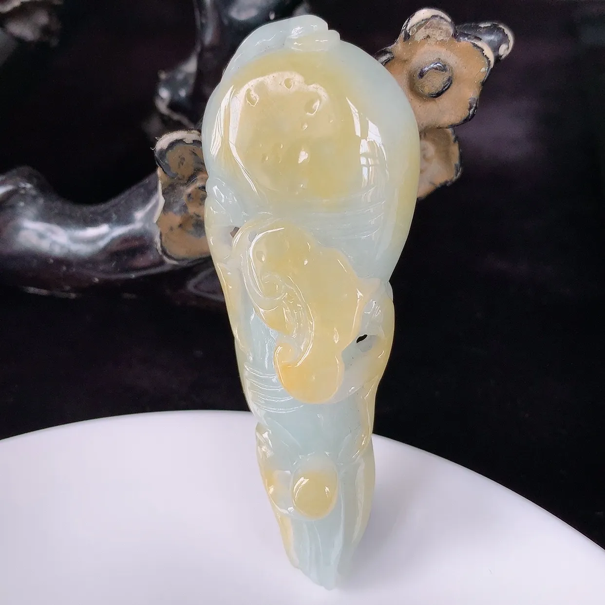 自然光实拍，大件厚装冰润冰糯种黄翡翡翠人参吊坠，人生如意，种老水足，翠色灵动，寓意美好，佩戴时尚出众！#57.5