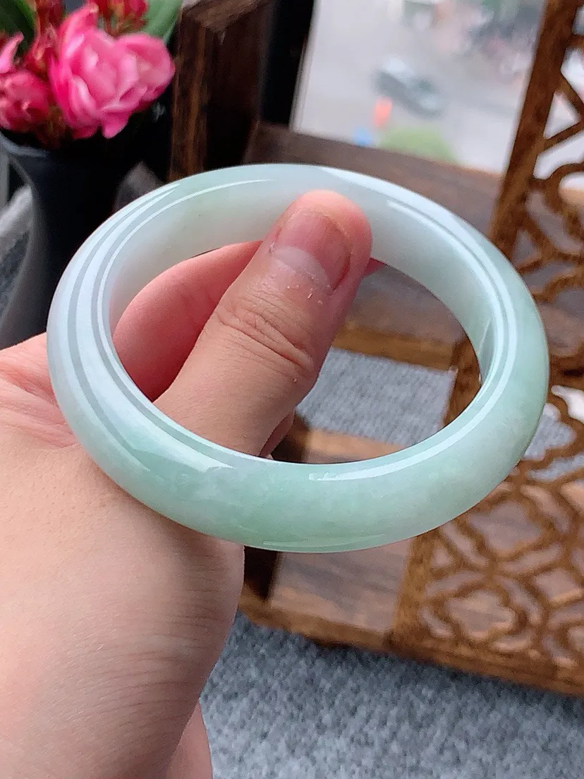 a货翡翠正装正圈手镯55-56圈口  尺寸55.5×12×8.3mm 重量62.69g 0605