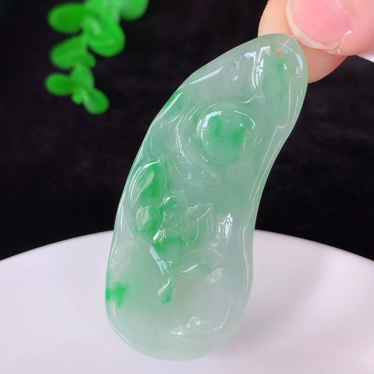 自然光实拍，冰润冰飘阳绿翡翠莲花吊坠，种老水足，翠色灵动，寓意美好，佩戴时尚出众！#49.5