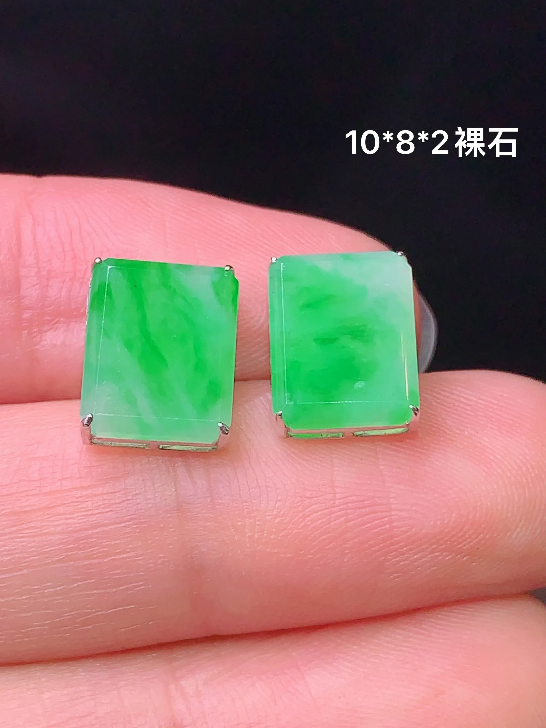 18k金镶嵌翠绿方牌耳坠 玉质细腻 色泽艳丽 裸石尺寸10*8*2