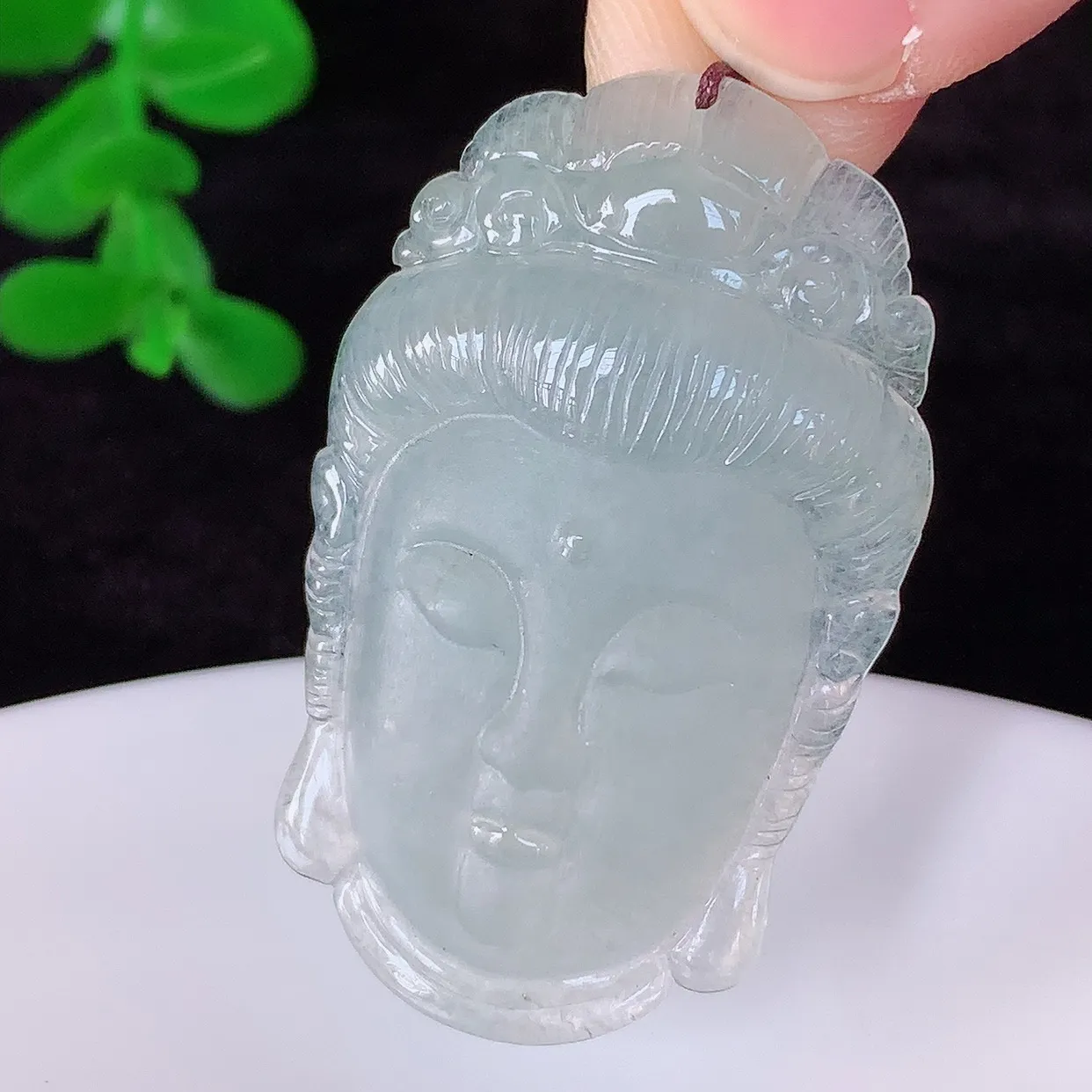 自然光实拍，冰种翡翠观音吊坠，赐福翡翠观音，翠色迷人，观音面相端庄，佩戴时尚出众！#60.5