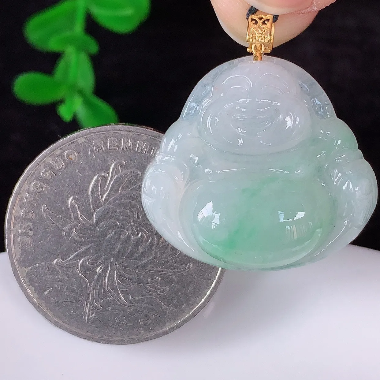 自然光实拍，18K金镶嵌冰润冰飘绿翡翠佛公吊坠，冰透饱满， 佛公亦保平安，寓意有福（佛公）相伴，品相佳，配戴优雅迷人！#41.5