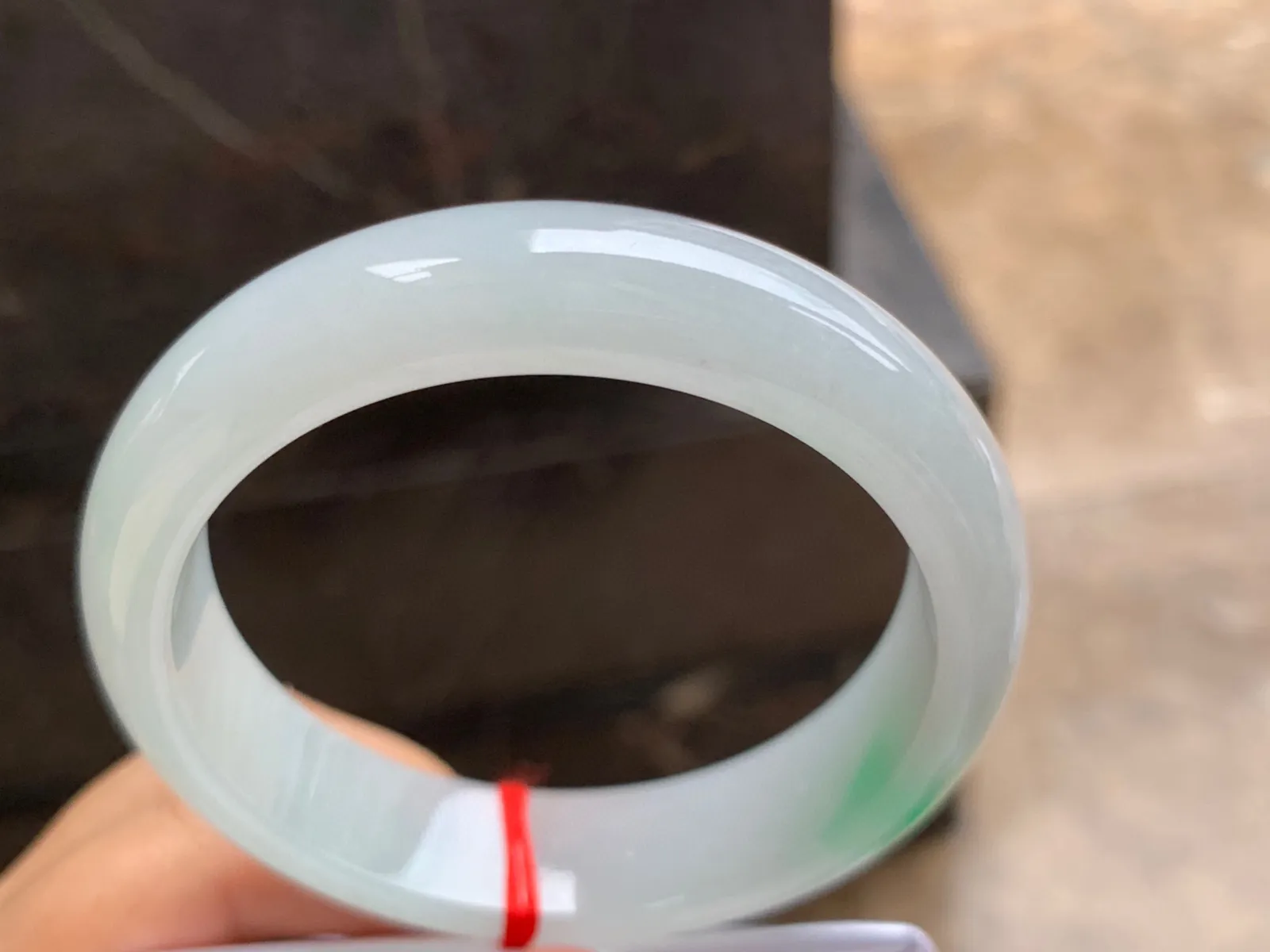 57-14.5-8mm
冰种飘绿手镯 底子干净细腻 一抹绿很漂亮
气质