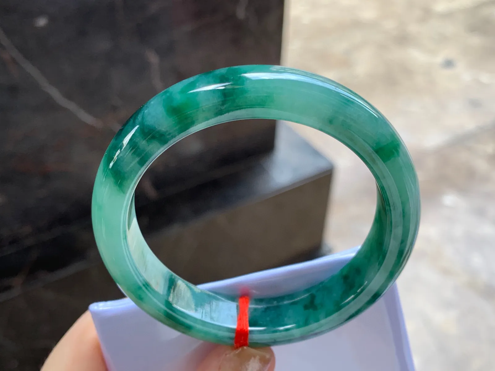 飘花手镯
尺寸：55.5-12.5-8.3mm
底子细腻干净～飘花浓郁