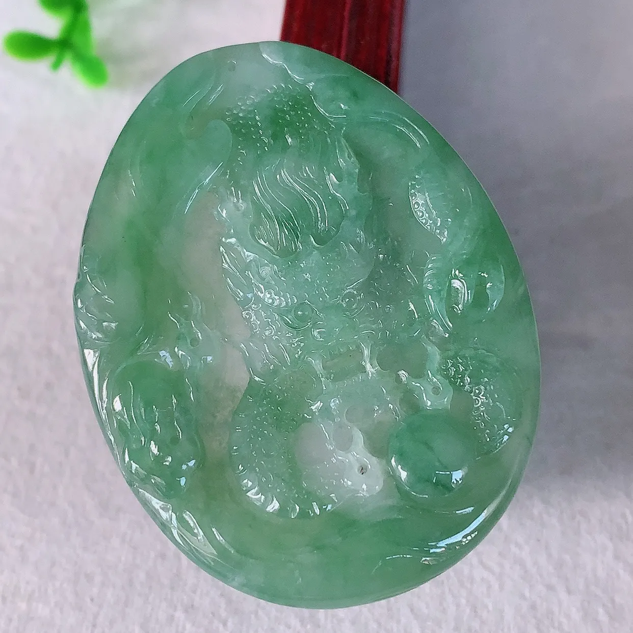自然光实拍，冰飘绿翡翠精雕龙腾盛世、龙牌吊坠，种水好，雕工立体精致，佩戴霸气时尚！#46.5