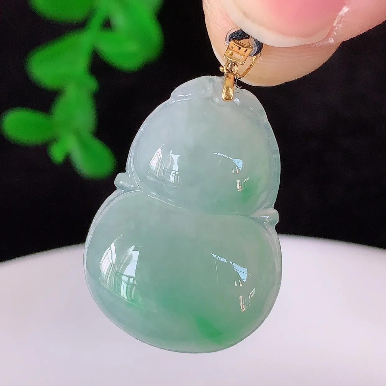 自然光实拍，18K金镶嵌冰飘绿翡翠葫芦吊坠，翡翠葫芦，寓意福禄双全，财源滚滚，佩戴效果优雅迷人！#49.5