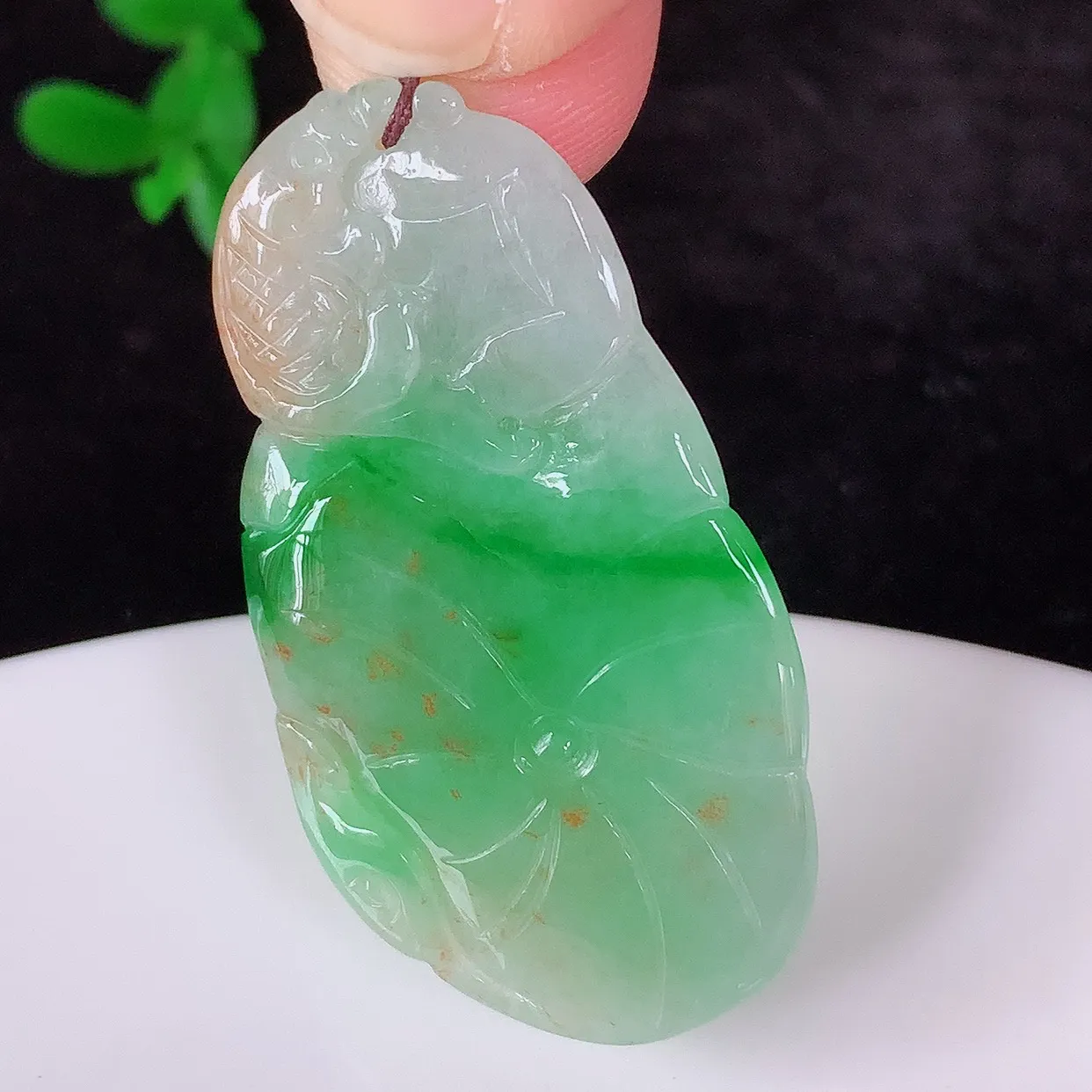自然光实拍，冰糯种双彩飘阳绿翡翠荷叶鱼、和和美美玉坠，财源广进，自然隐逸、荷本是素不着尘之物，有和美之寓意。#05.5