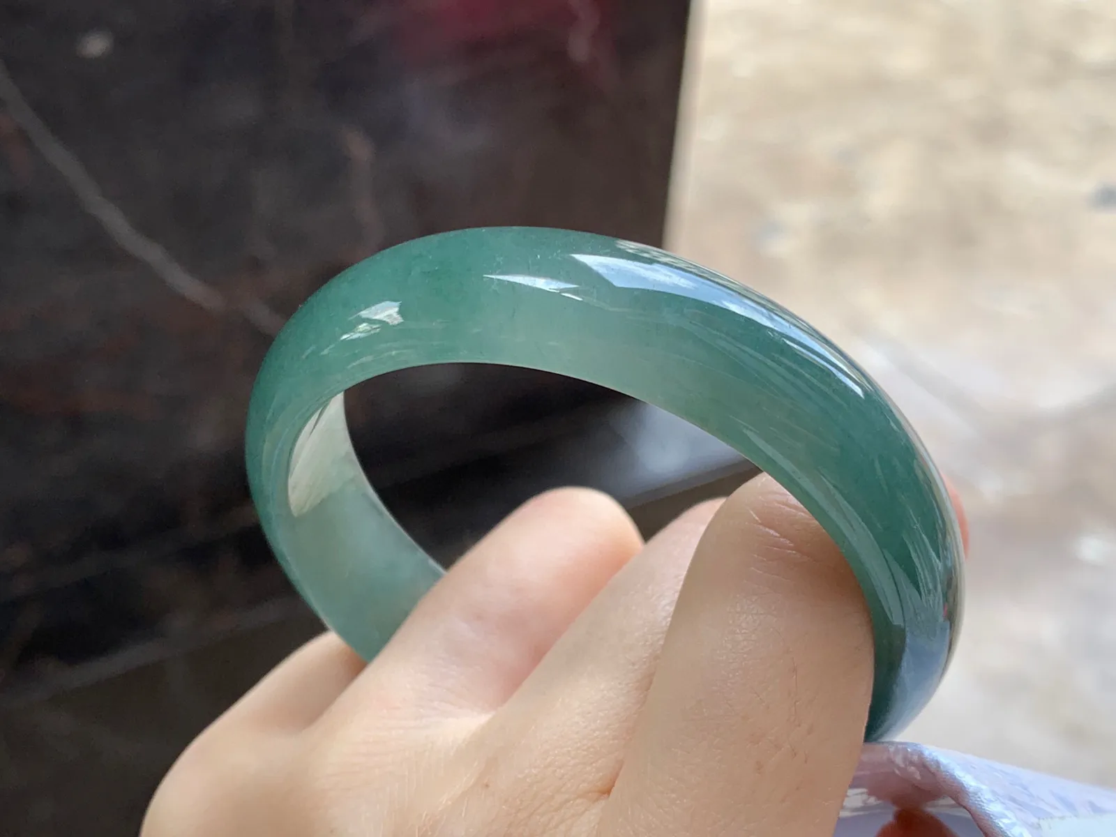 油青手镯
尺寸：57-14.6-6.7mm
肉质细腻～有特色