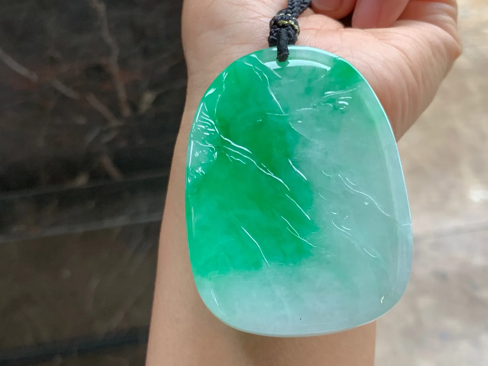 带色山水牌 有种有色  雕工精湛  佩戴大气