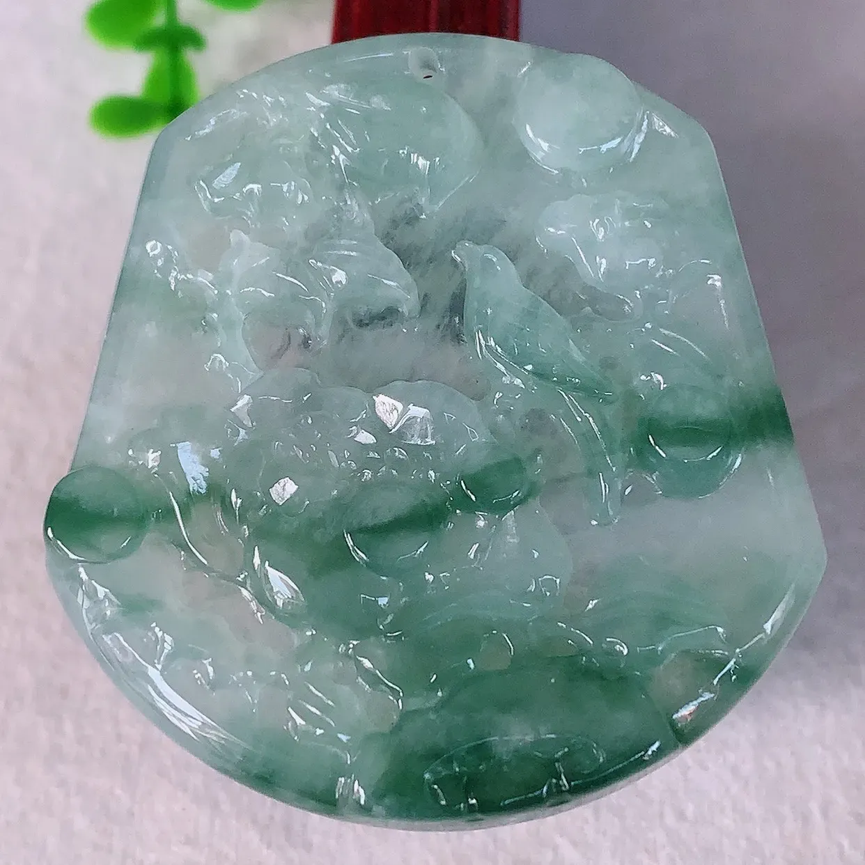 自然光实拍，冰润冰种飘花翡翠喜上眉梢吊坠，花开富贵，种老水足，翠色灵动，寓意美好，佩戴时尚出众！#46.5