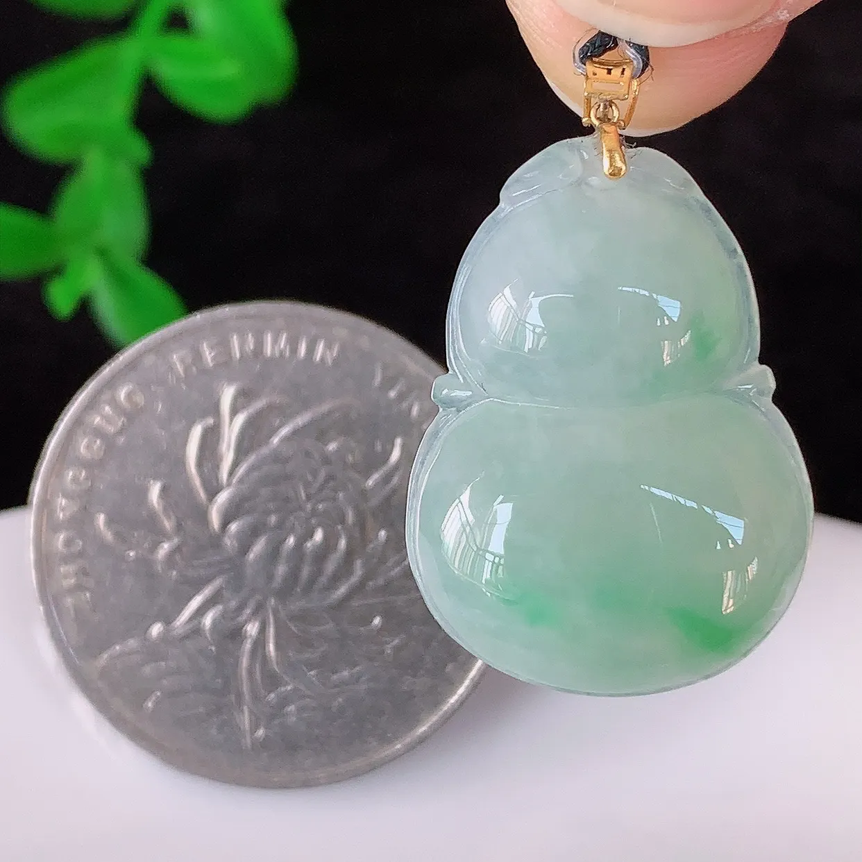 自然光实拍，18K金镶嵌冰飘绿翡翠葫芦吊坠，翡翠葫芦，寓意福禄双全，财源滚滚，佩戴效果优雅迷人！#49.5