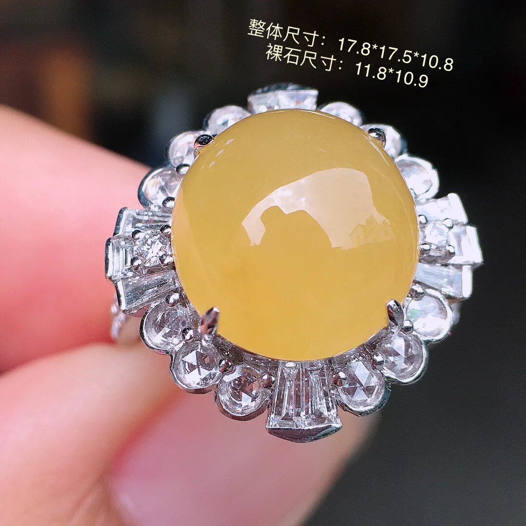 黄翡蛋面戒指，色泽均匀艳丽，玉质细腻，荧光感超
强，饱满水润，气质满满。18k
金豪华镶嵌