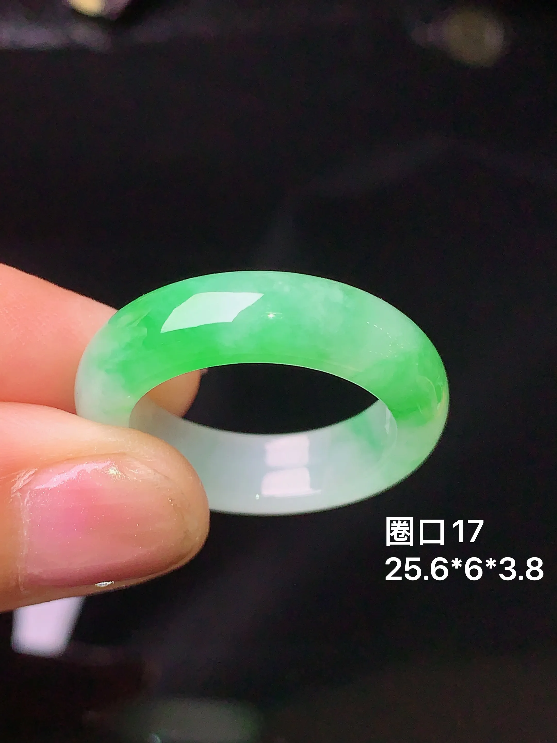 飘绿指环 玉质细腻 色泽艳丽 圈口17 整体尺寸25.6*6*3.8