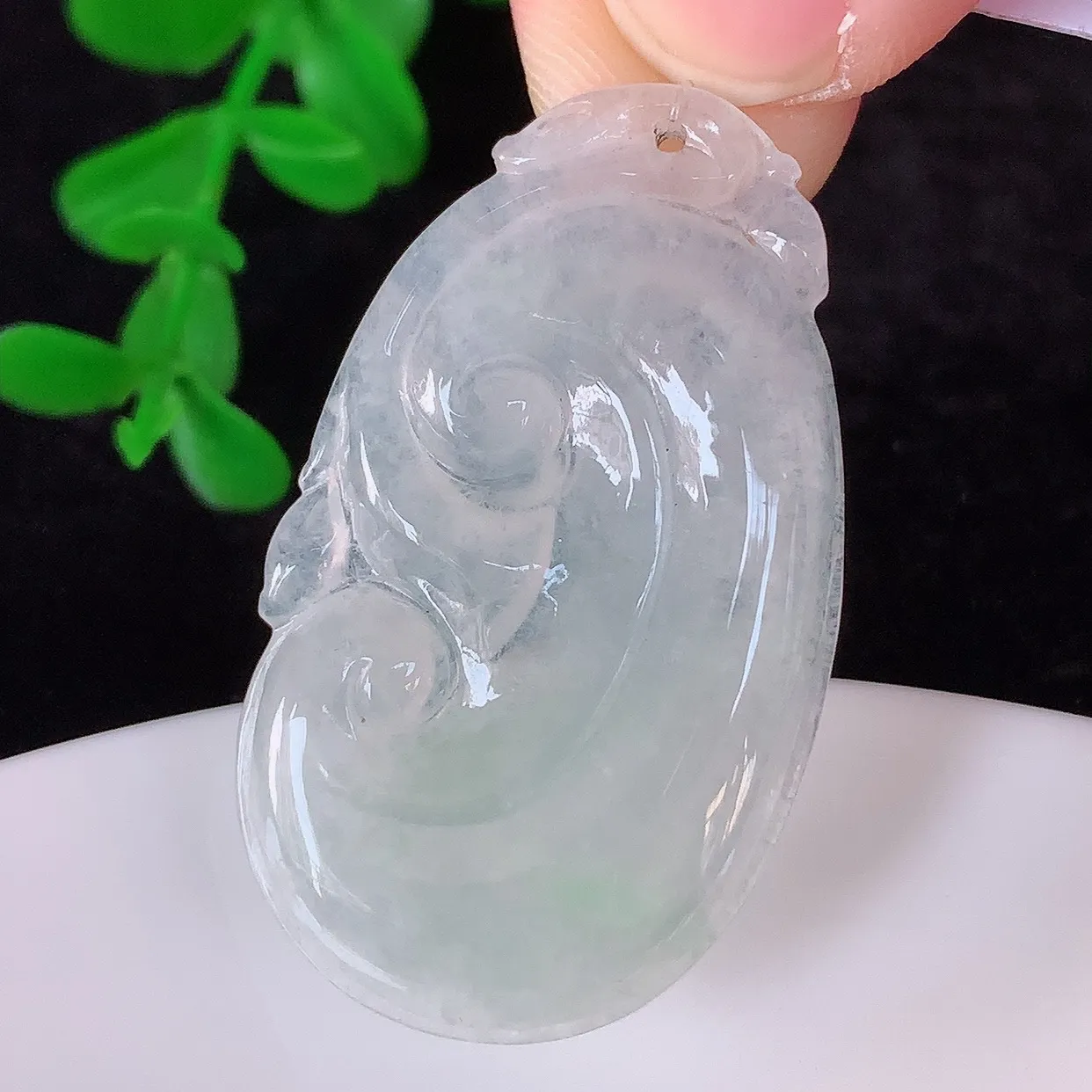 自然光实拍，冰种翡翠如意吊坠，翡翠如意，上身效果非常美，饱满大气，工艺美，万事如意，如意一生 #49.5