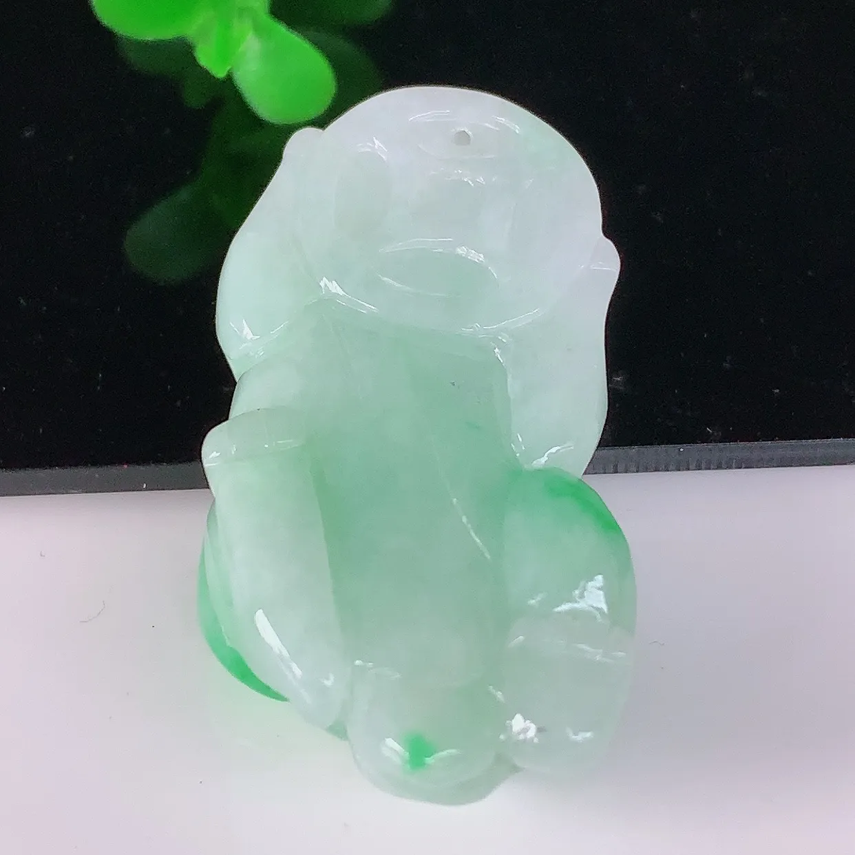 自然光实拍，冰润冰糯种飘阳绿翡翠招财貔貅吊坠，民间有“一摸貔貅运程旺盛，再摸貔貅财运滚滚，三摸貔貅平步青云 ”的美好祝愿。#05.5
