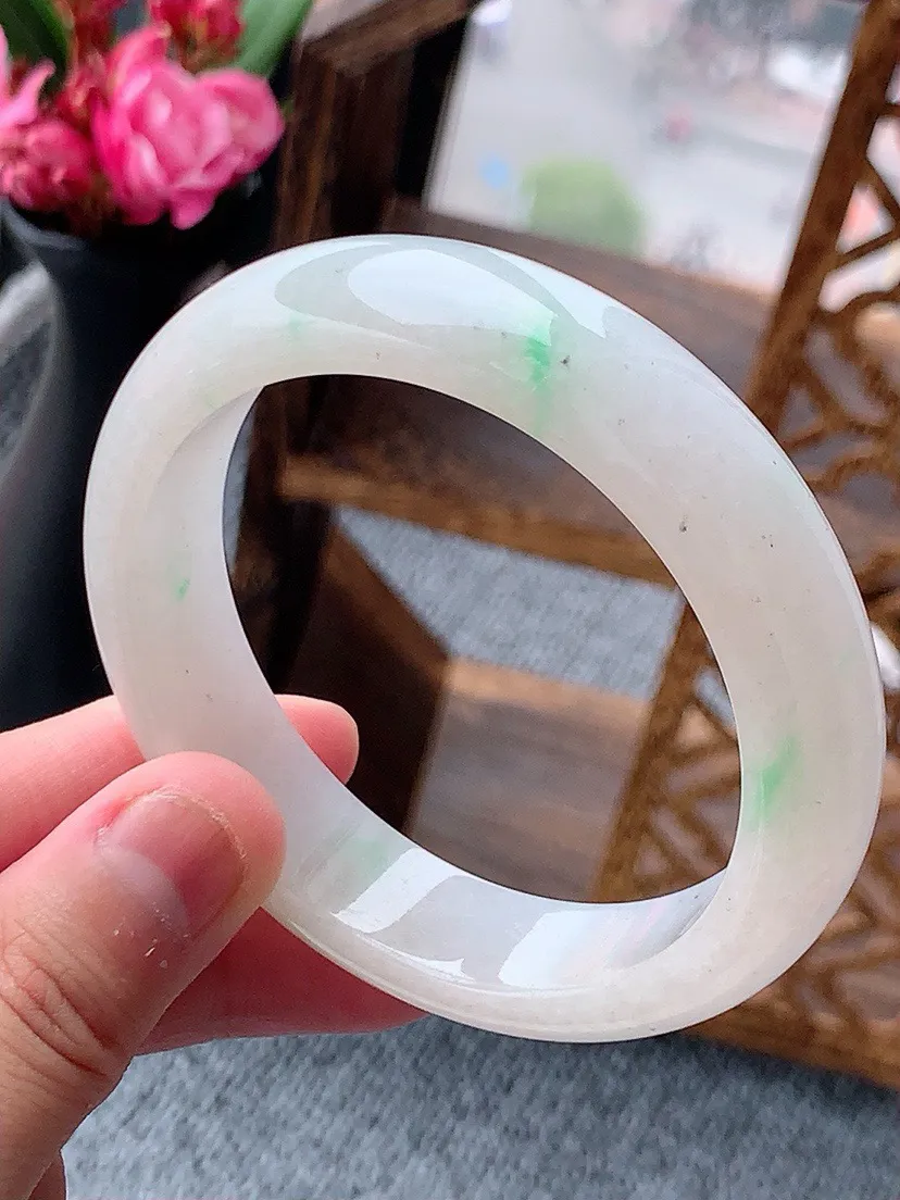 a货翡翠飘绿正装正圈手镯55-56圈口 尺寸55.8×13.8×8mm 重量63.70g 0605