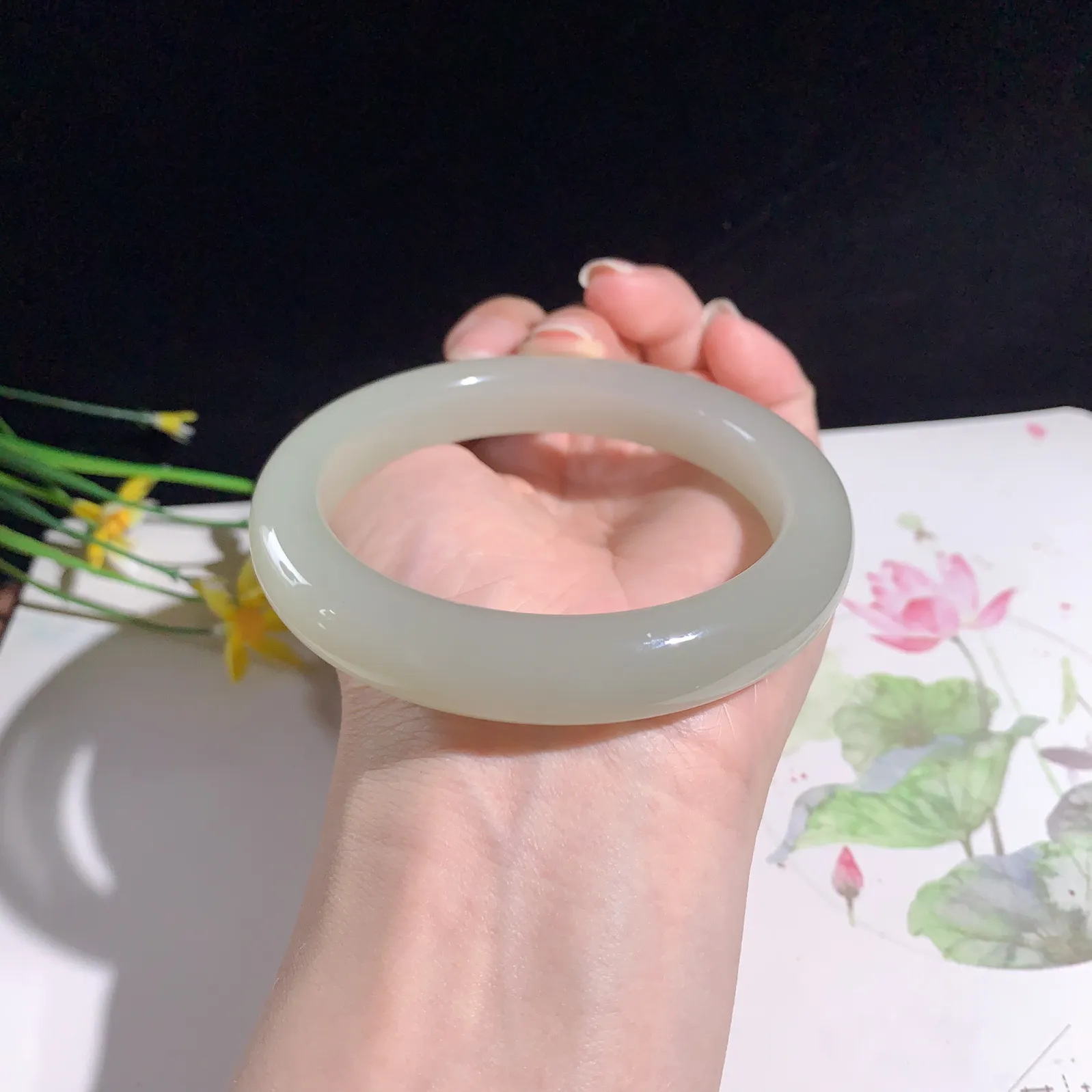 和田玉60圈口白冰青圆条手镯，圈口60玉质细腻油润 底色纯净 脂粉好，品质高