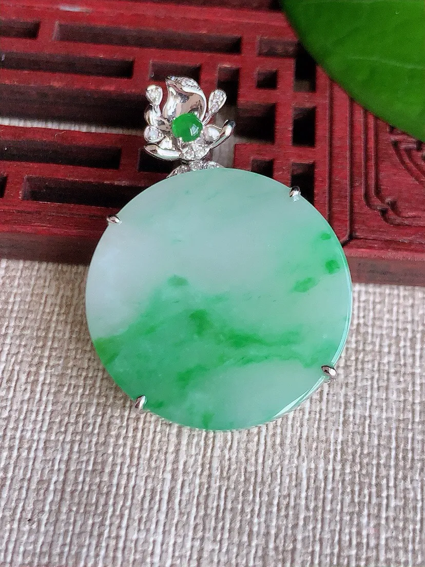 a货翡翠老坑冰种18K金伴钻镶嵌飘绿无事牌吊坠 尺寸36.3×25.2×6.3mm 重量7.70g 0606