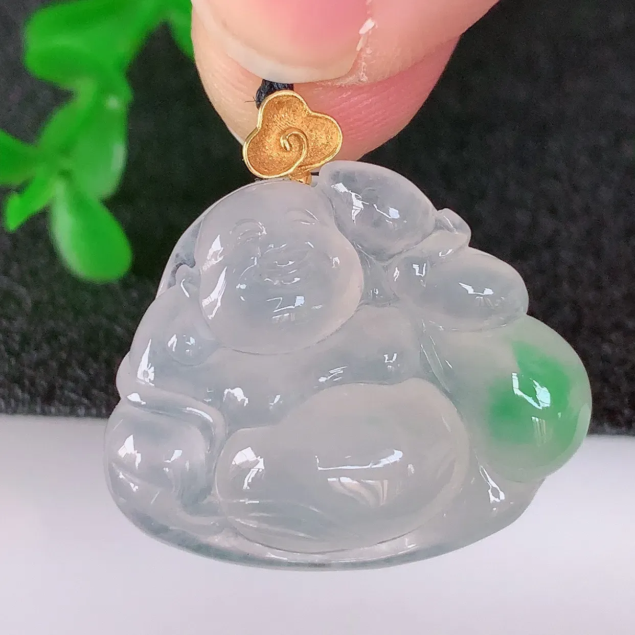 自然光实拍，18K金镶嵌冰种飘阳绿翡翠冰胶逍遥布袋佛吊坠，代代有钱，水足丰盈，盈满欢喜，配戴送礼佳品！#1.5整体24*裸石20*25*5.5