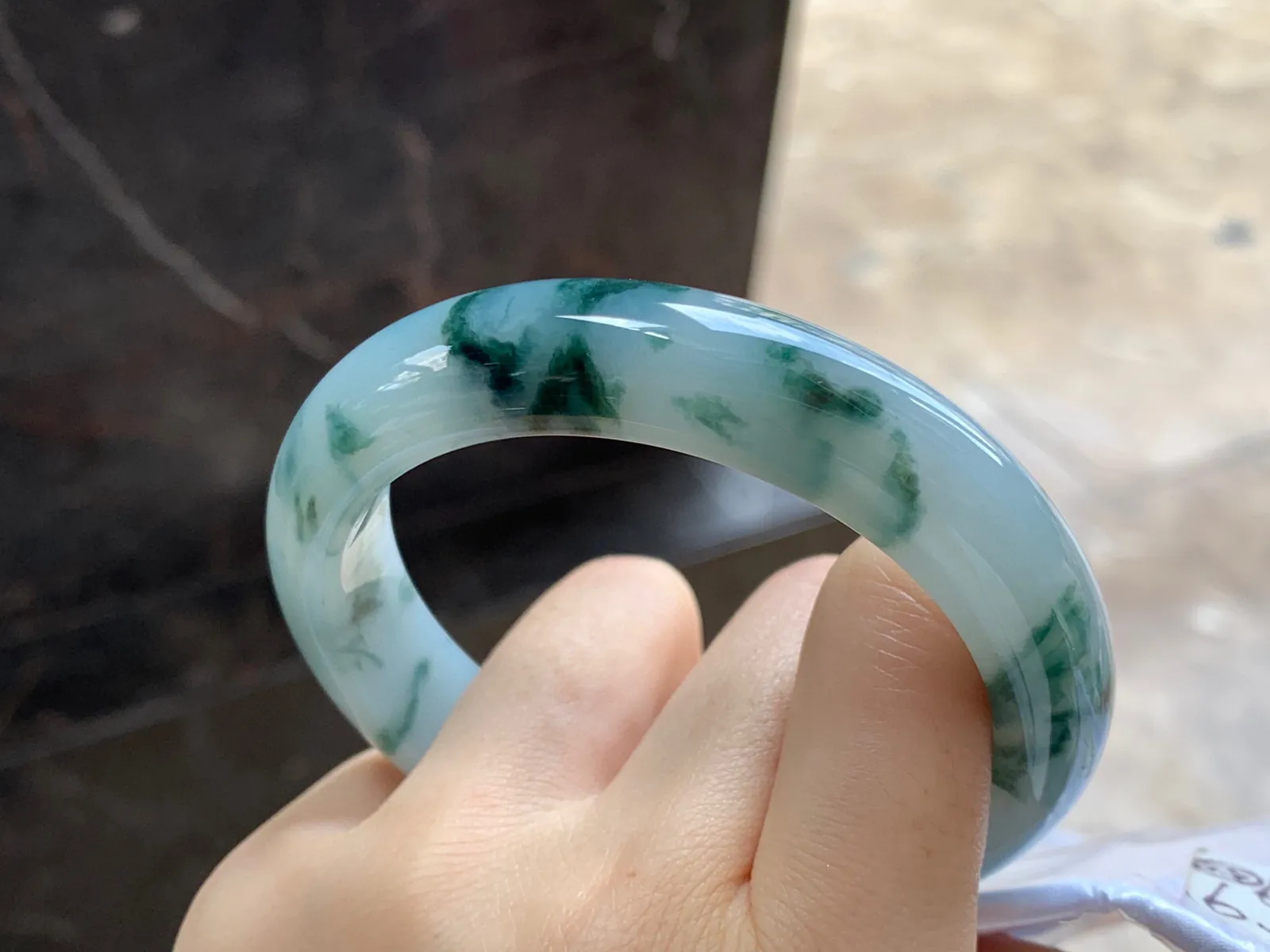 飘花手镯
尺寸：56.5-12.7-9mm
底子细腻干净～飘花点缀