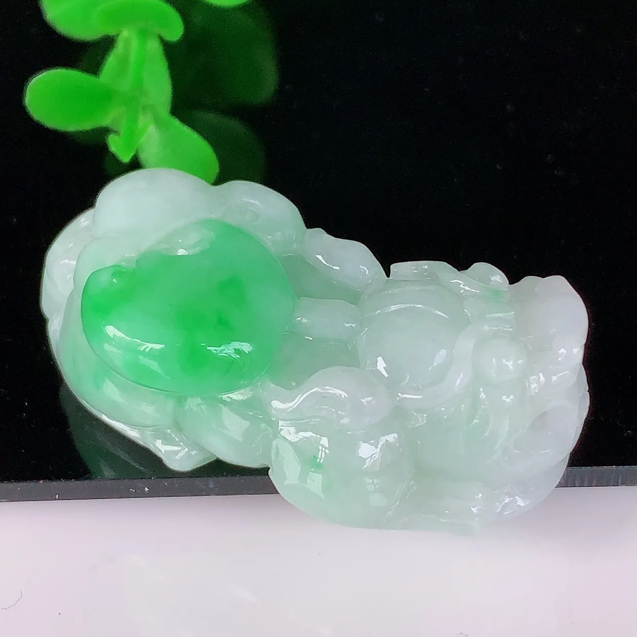 自然光实拍，冰润冰糯种飘阳绿翡翠招财貔貅吊坠，民间有“一摸貔貅运程旺盛，再摸貔貅财运滚滚，三摸貔貅平步青云 ”的美好祝愿。#05.5