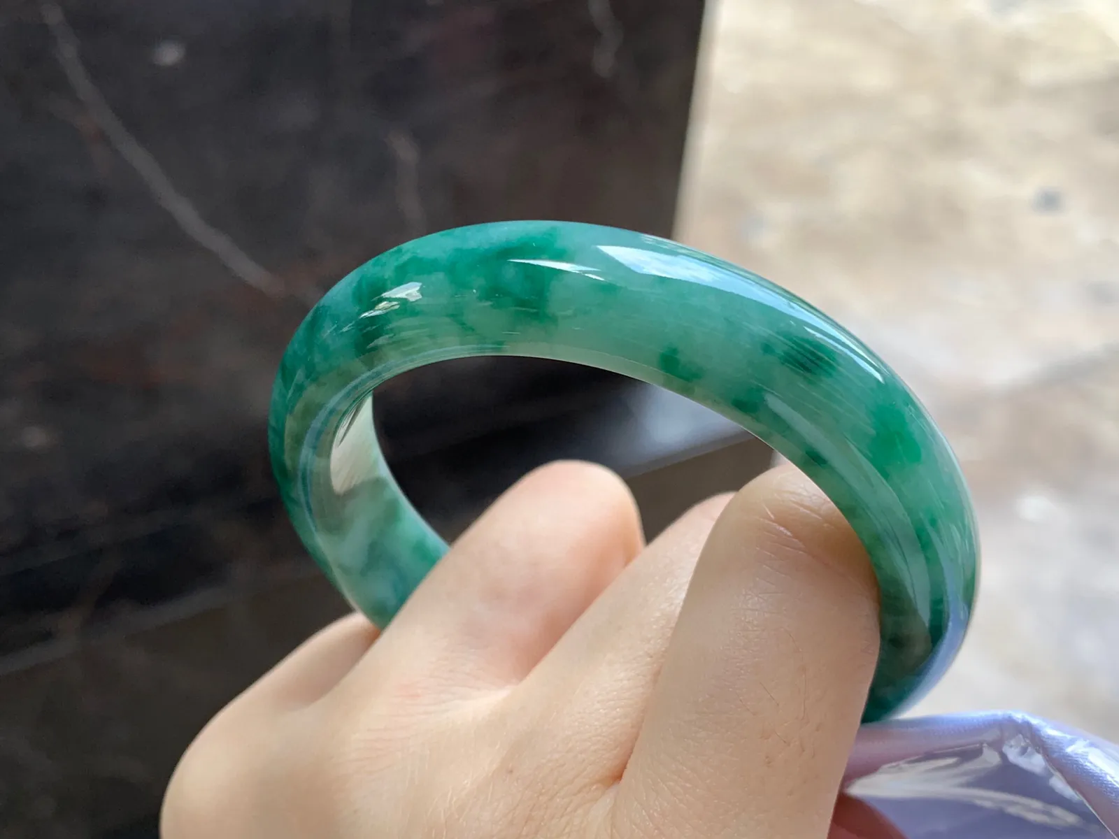 飘花手镯
尺寸：55.5-12.5-8.3mm
底子细腻干净～飘花浓郁