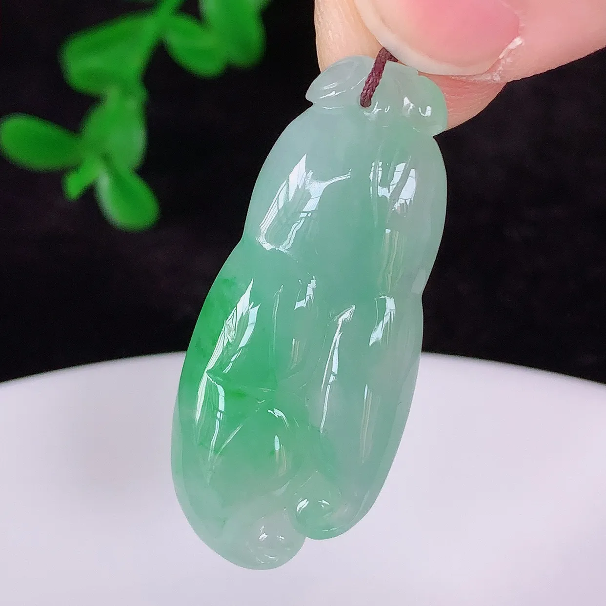 自然光实拍，冰润冰飘阳绿翡翠人参吊坠，种老水足，翠色灵动，寓意美好，佩戴时尚出众！#57.5
