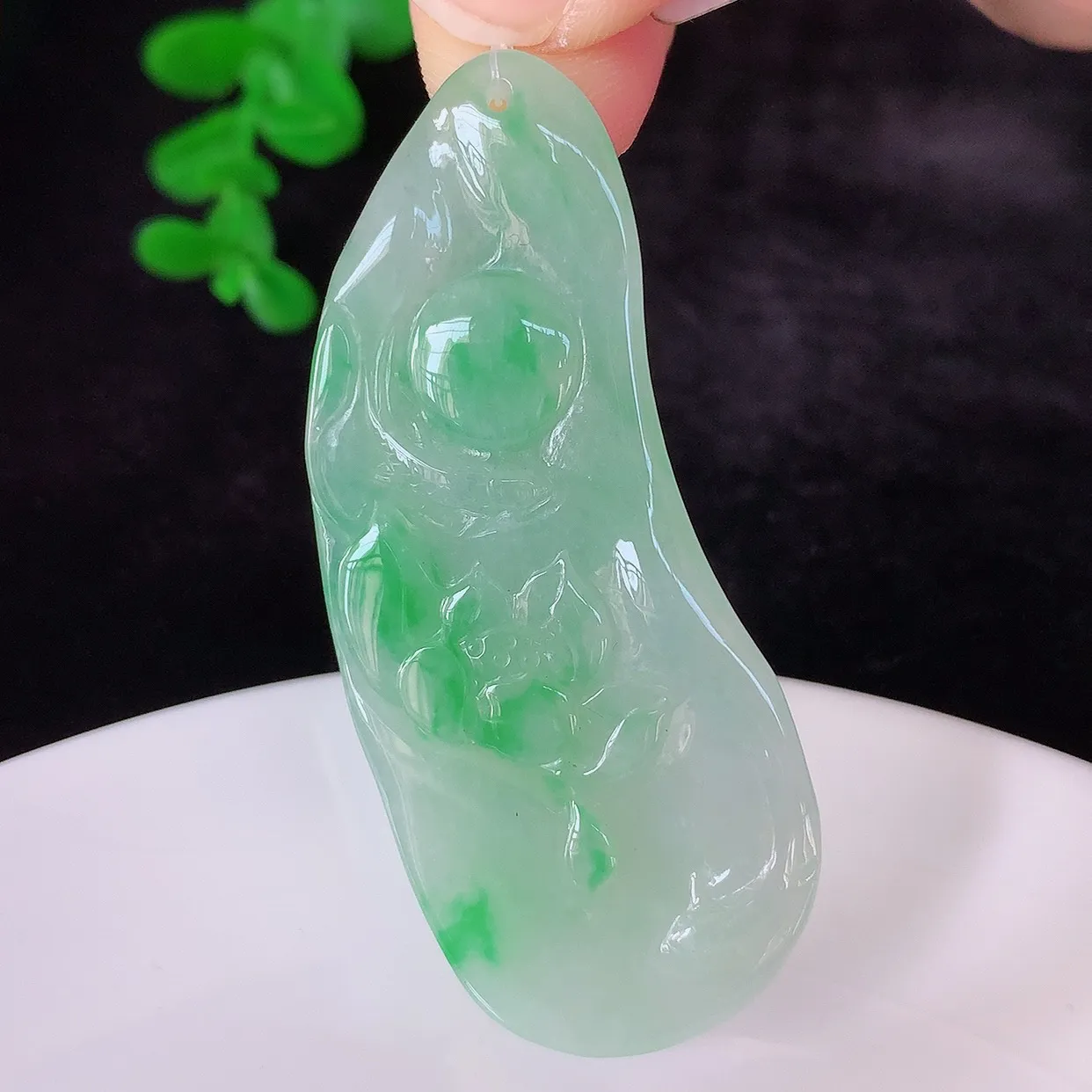 自然光实拍，冰润冰飘阳绿翡翠莲花吊坠，种老水足，翠色灵动，寓意美好，佩戴时尚出众！#49.5