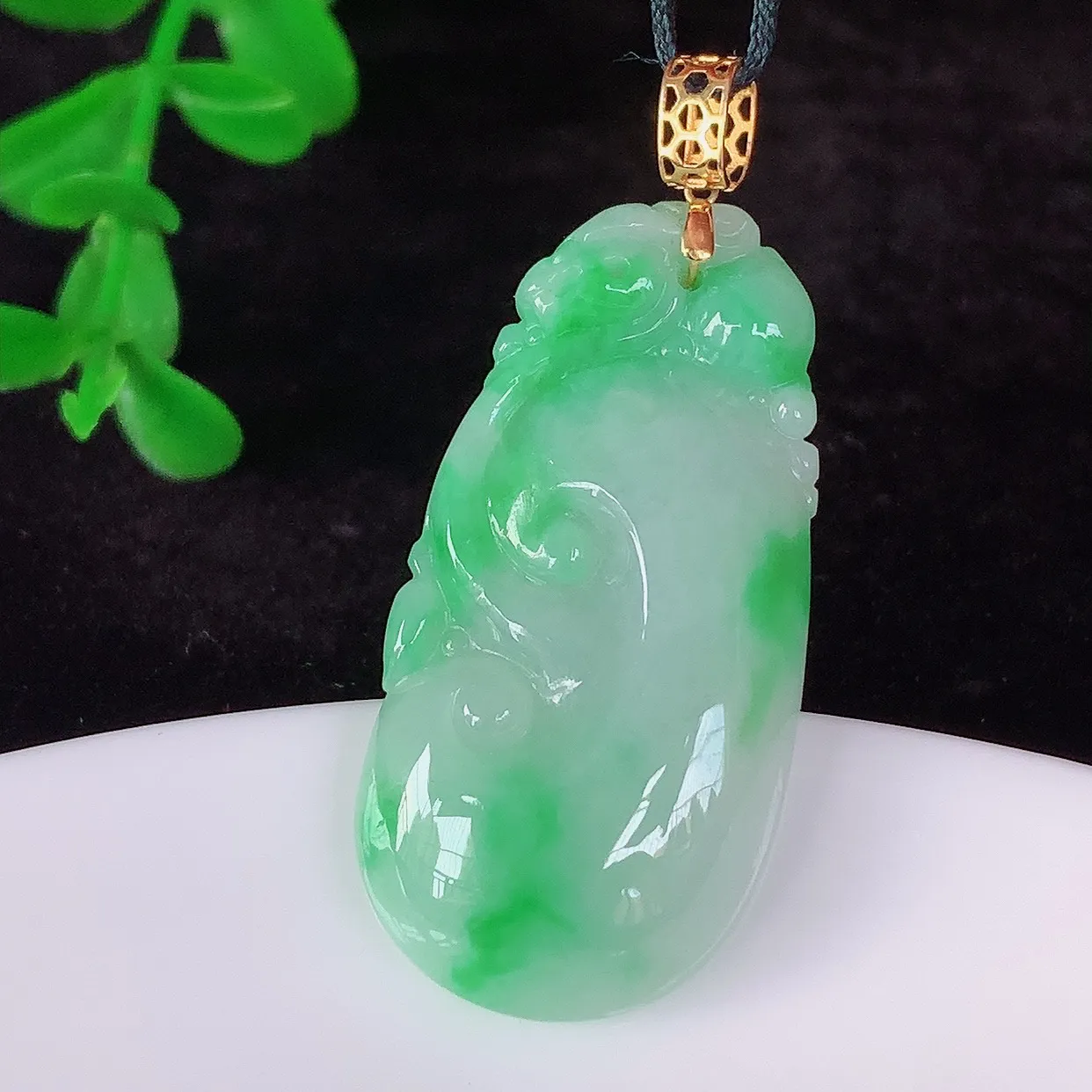 自然光实拍，18k金镶嵌冰润冰糯种飘阳绿翡翠如意吊坠，寓意顺心如意，事事如意，吉祥如意，细腻饱满，色