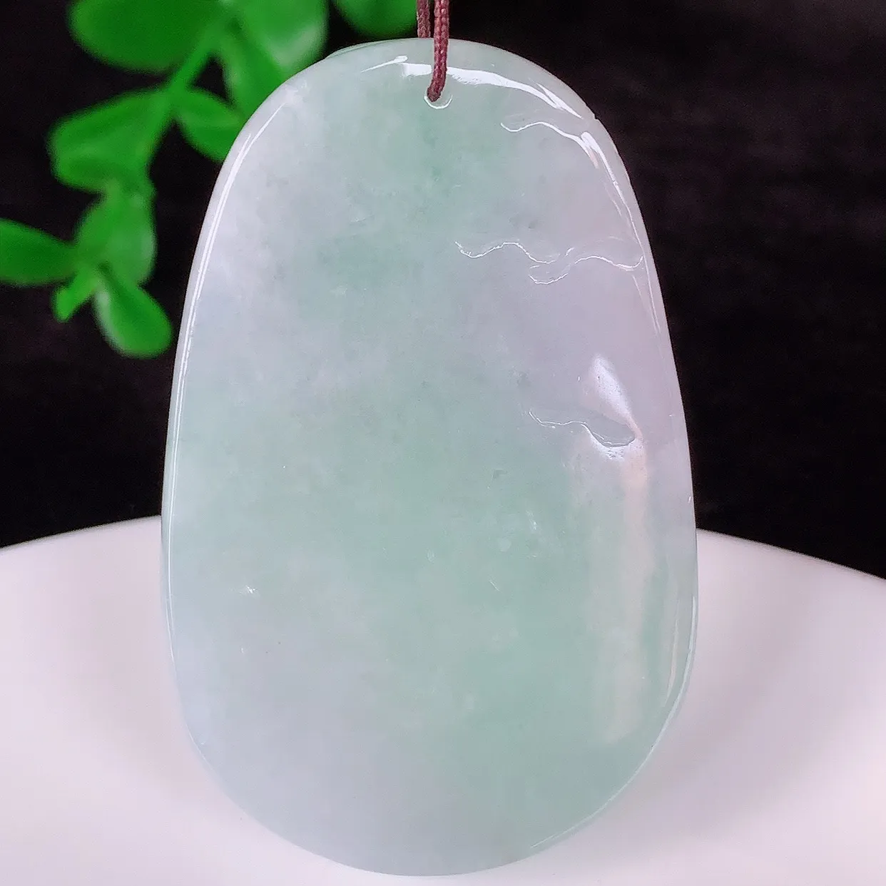 自然光实拍，冰润冰糯种淡春彩翡翠生肖鸡吊坠，闻鸡起舞，种老水足，翠色灵动，寓意美好，佩戴时尚出众！#57.5