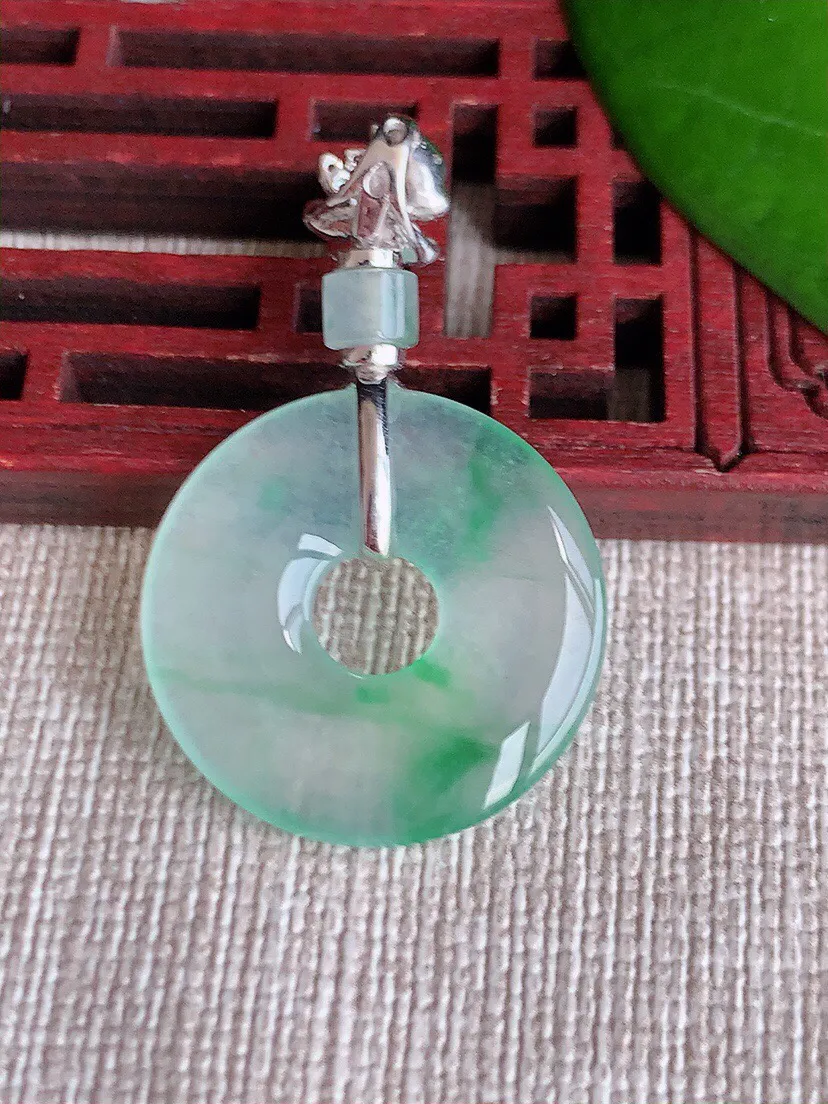 a货翡翠老坑高冰种18K金伴钻镶嵌飘绿平安环吊坠 尺寸36×22×3.3mm 重量5.00g 060