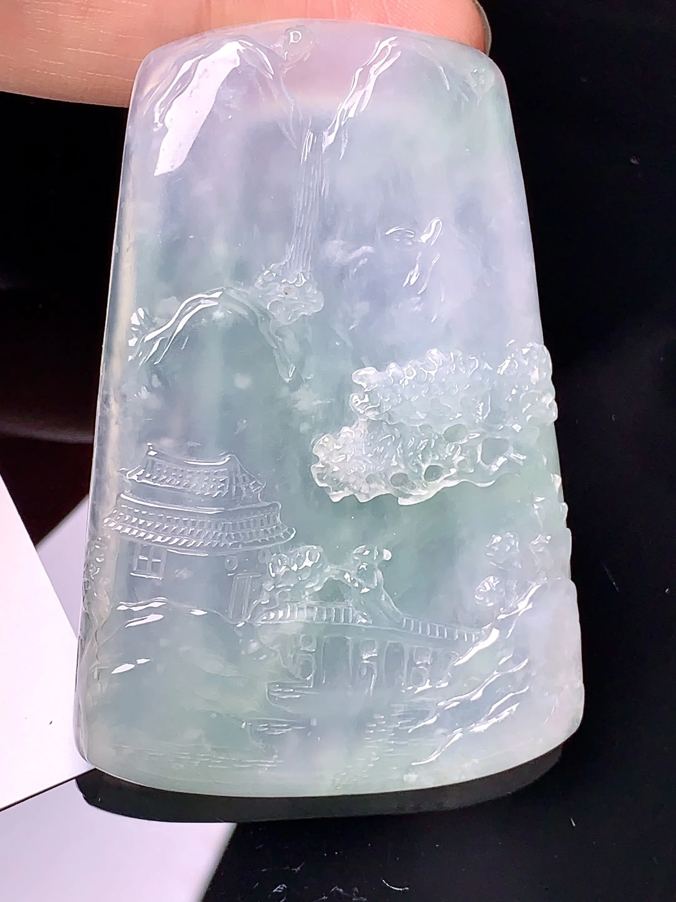 冰种飘绿山水牌吊坠 玉质细腻 色泽艳丽 整体尺寸59*39.6*5.2