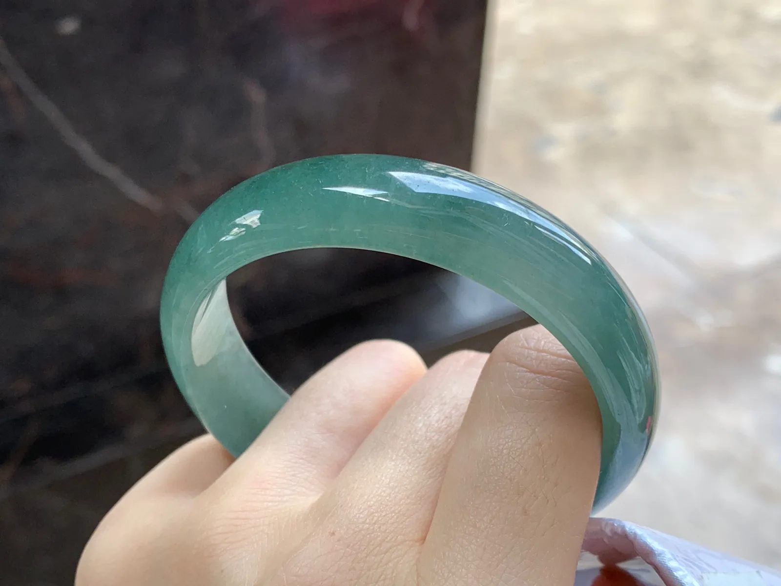 油青手镯
尺寸：57-14.6-6.7mm
肉质细腻～有特色