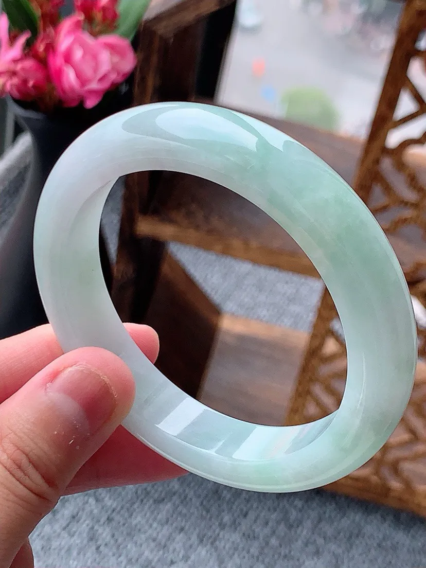 a货翡翠正装正圈手镯55-56圈口  尺寸55.5×12×8.3mm 重量62.69g 0605